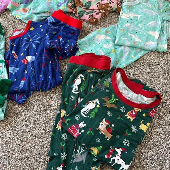 17 pair of 7/8 little sleepies pajamas - Picture 4 of 4